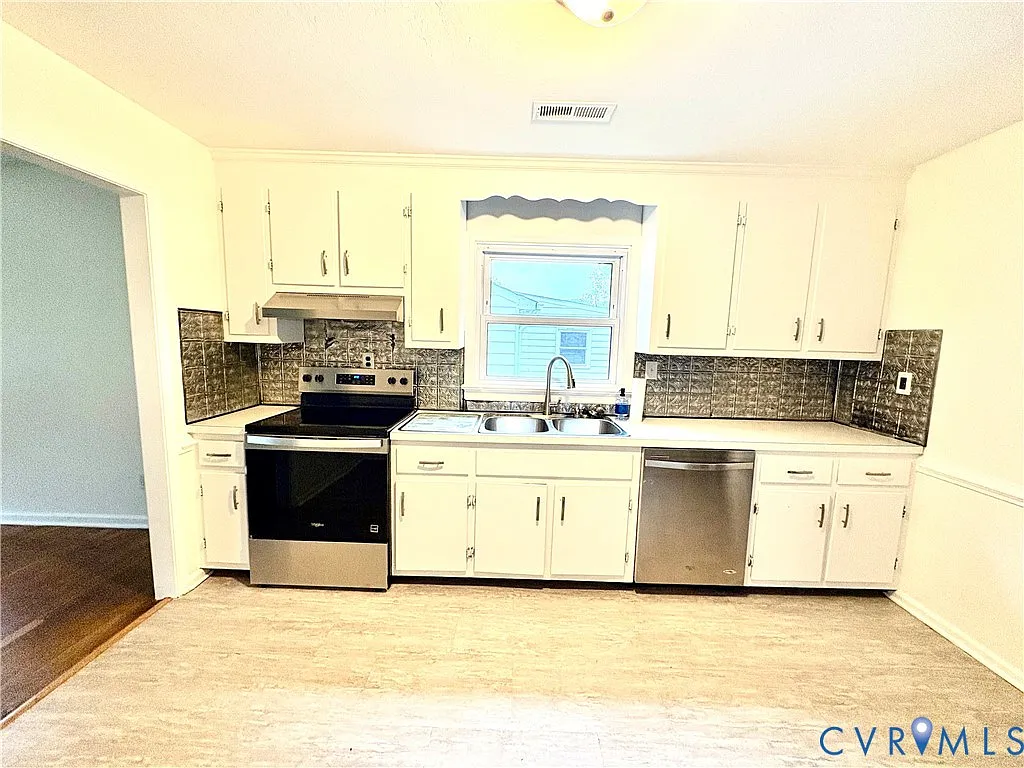 3 bed, 1.5 bath, 1242 sqft, $1,900 — Photo 3