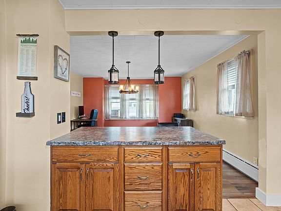 5th image of 301 Brisbin St