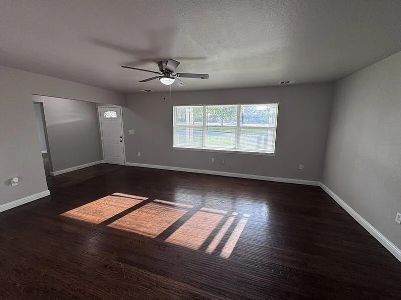 3 bed, 2.0 bath, 1466 sqft, $2,300 — Photo 2