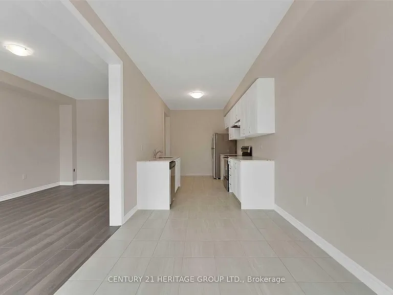 82 Ferragine Cres — Photo 10