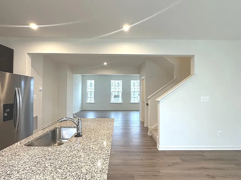 93 Stafford Pl — Photo 16