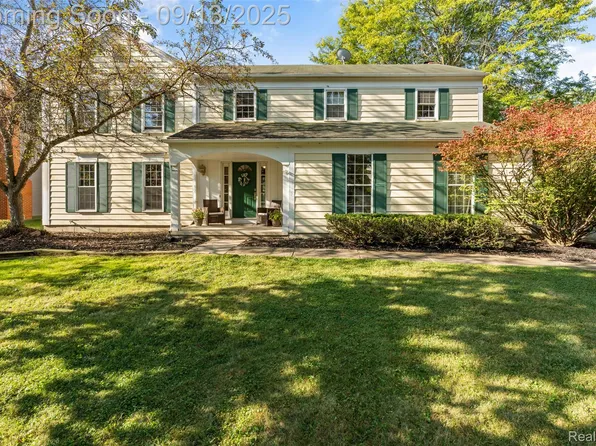 5493 Piccadilly Cir S, West Bloomfield, MI 48322