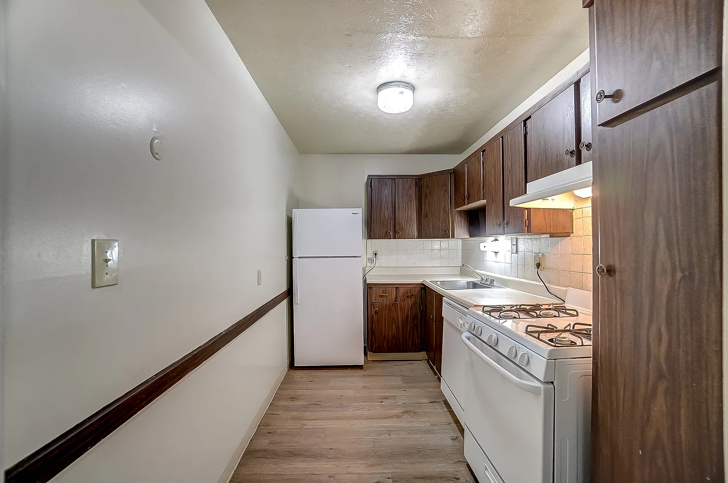 Embassy Plaza Apartments — Photo 4