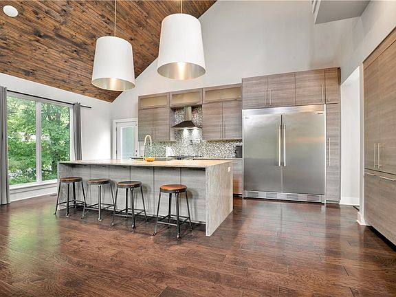 5th image of 1572 N Desoto Pl