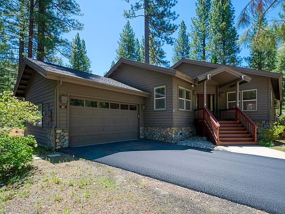 3rd image of 22 Fox Tail Ln