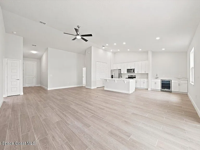 407 Cellini Ave NE — Photo 32