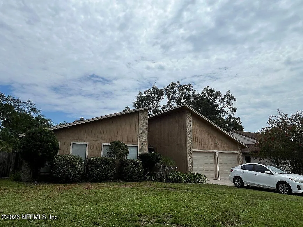 3 bed, 2.0 bath, 1762 sqft, $1,895 — Photo 1