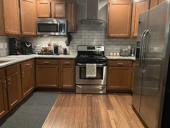 Kitchen (stainless steel appliances)