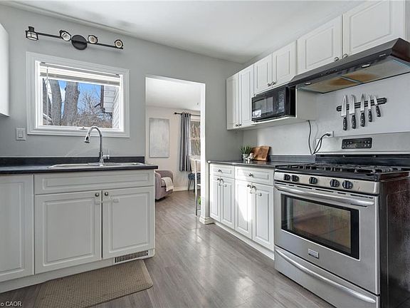 4th image of 166 Queen St S
