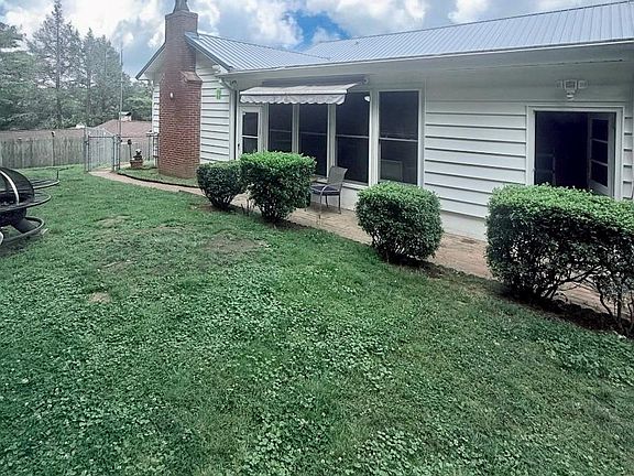 3rd image of 346 Eastover Cir NE