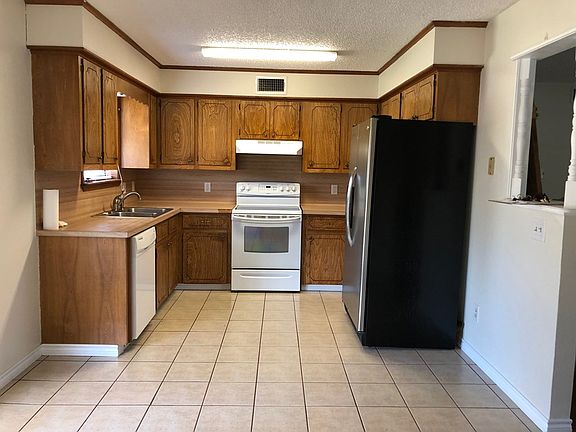 3rd image of 1623 Court Dr