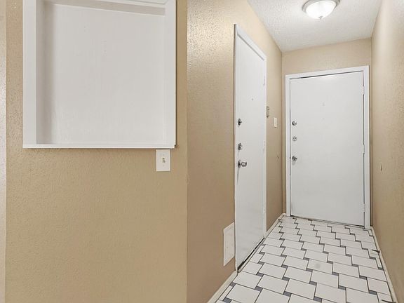 4th image of 2531 N Spring Dr