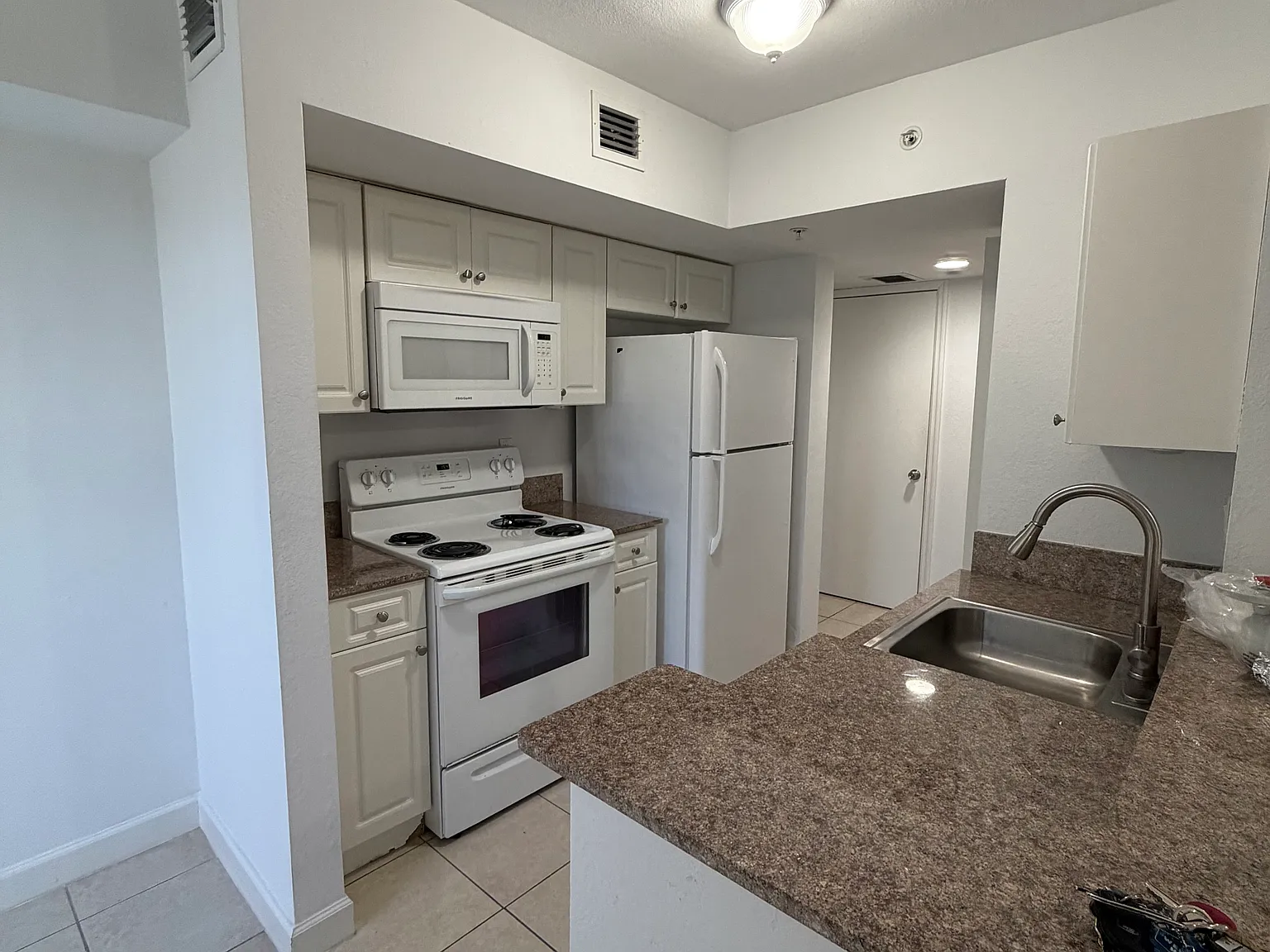 1 bed, 746 sqft, $1,800 — Photo 2