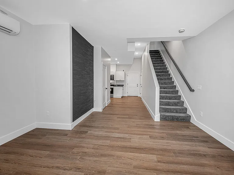 241 W 6th St #101 — Photo 10