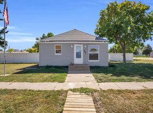 233 W Pacific Dr, Elm Creek, NE 68836