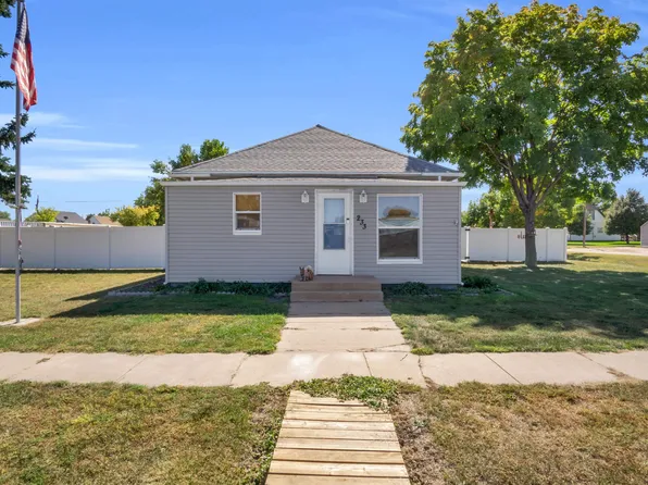 233 W Pacific Dr, Elm Creek, NE 68836
