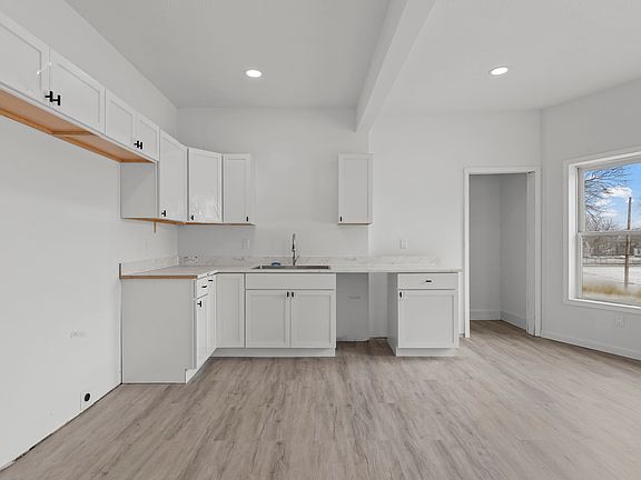 5th image of 910 S 2nd St