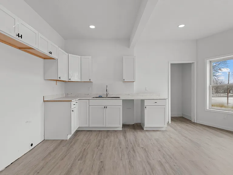 910 S 2nd St — Photo 5