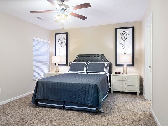 Large Main Bedroom with En-suite Bathroom & Closet