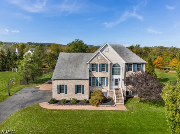 14 Providence Dr, Raritan Twp., NJ 08822