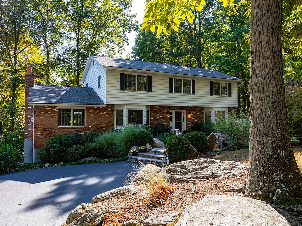 1st image of 14 Londonderry Ln