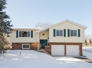 20 Meadow Ln, Oakwood Hills, IL 60013
