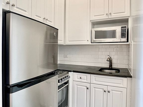 5th image of 4 Park Ave APT 21S