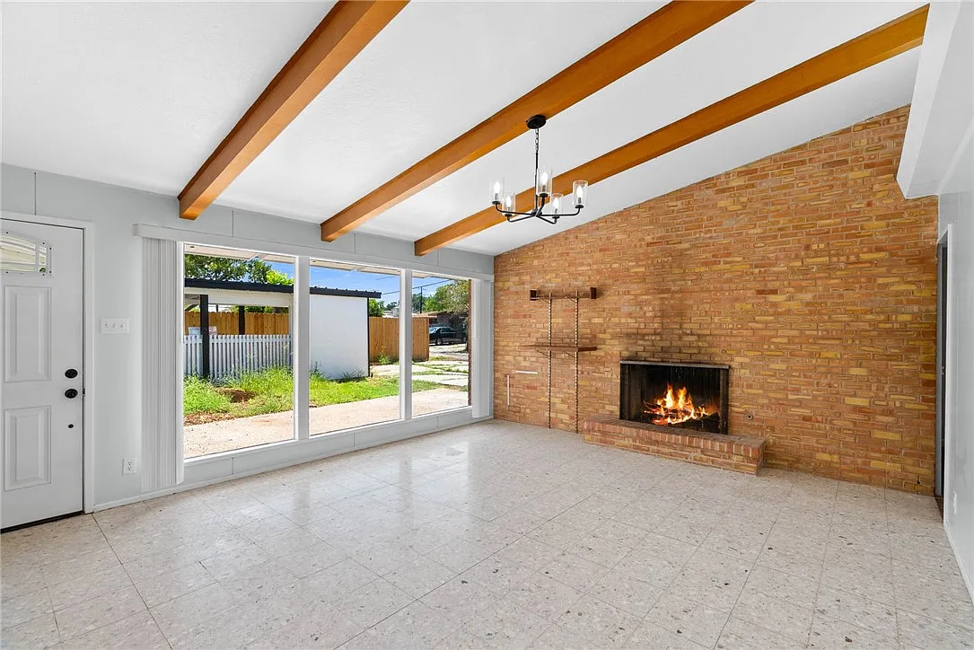 3 bed, 2.5 bath, 2303 sqft, $2,800 — Photo 3