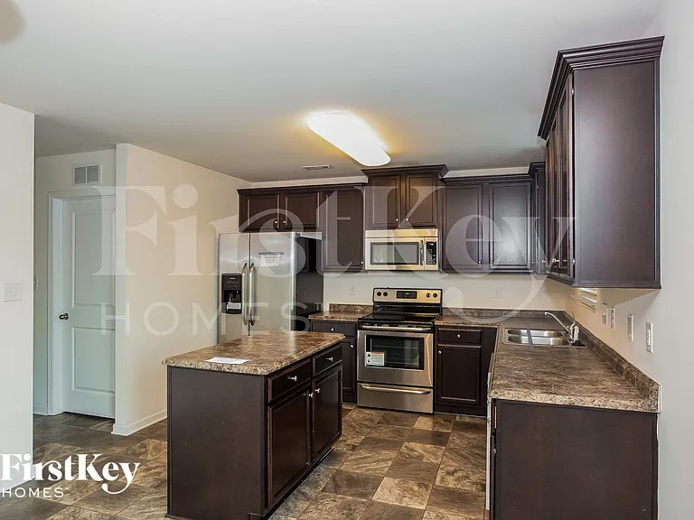 3282 Runneymede St SW — Photo 8