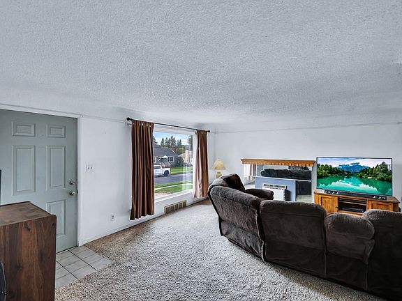 3rd image of 2740 W Heroy Ave