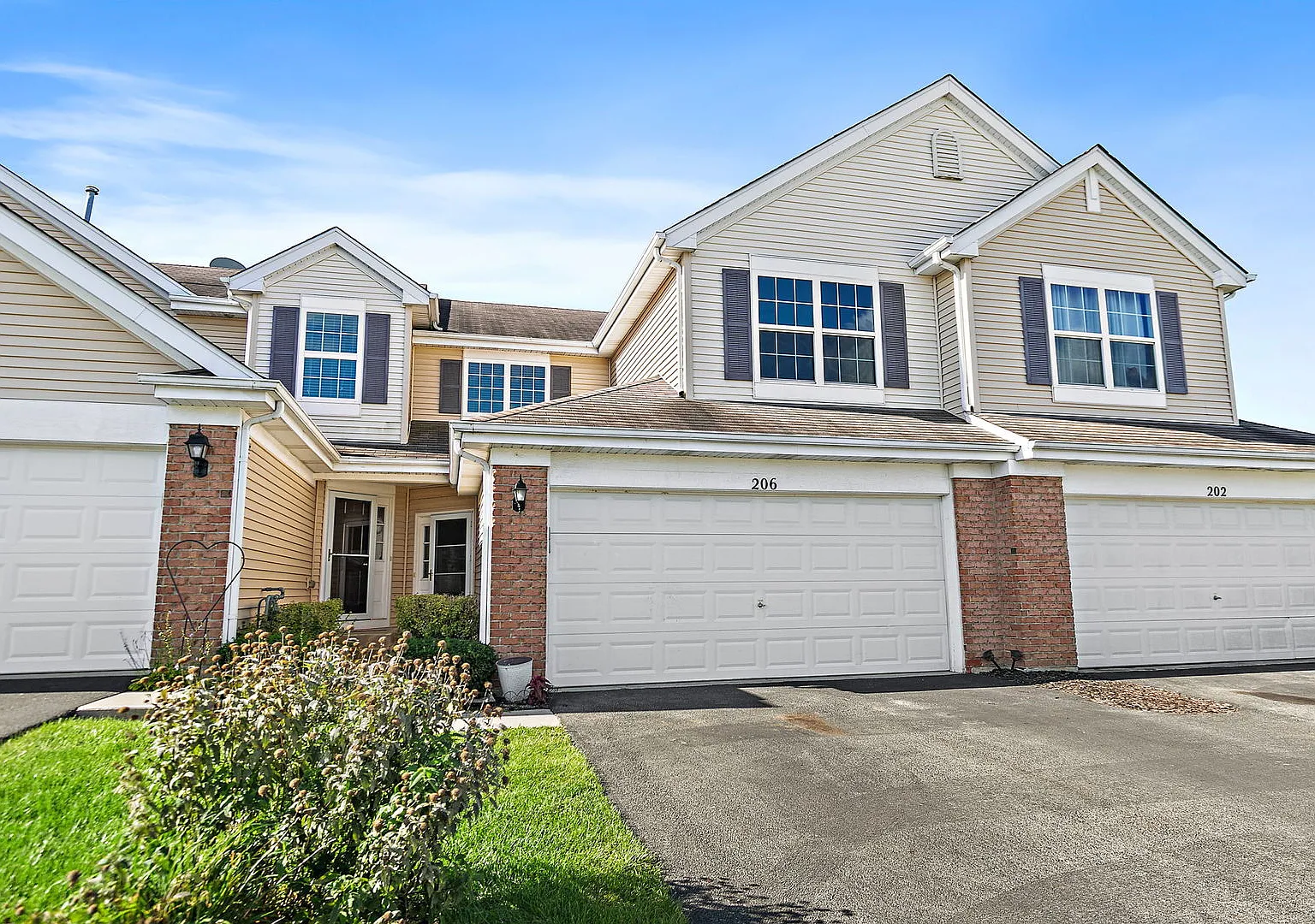 3 bed, 2.5 bath, 1367 sqft, $2,200 — Photo 1