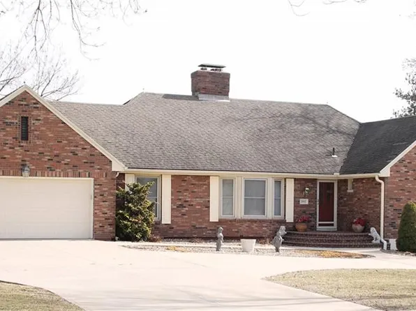 5913 Woodland Dr, Shawnee, KS 66218