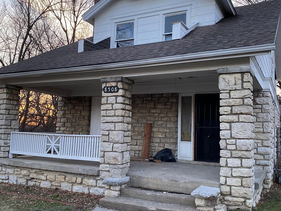 Come see this gorgeous KC shirtwaist home! 3 bed 1.5 bath Center School District