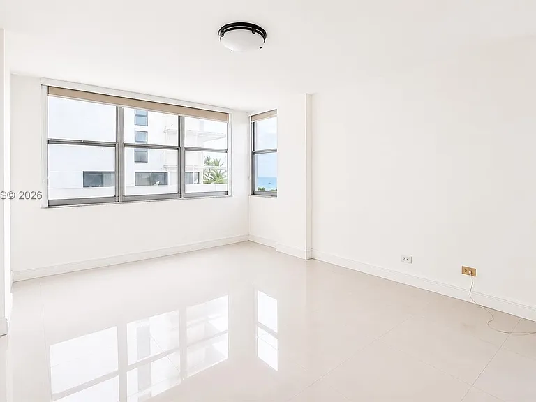 6039 Collins Ave #401 — Photo 3