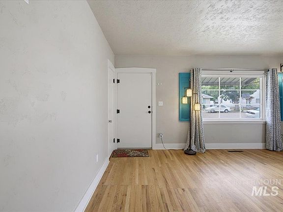 5th image of 915 13th Ave S