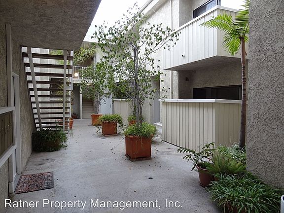 3rd image of 14945 Moorpark St APT 203