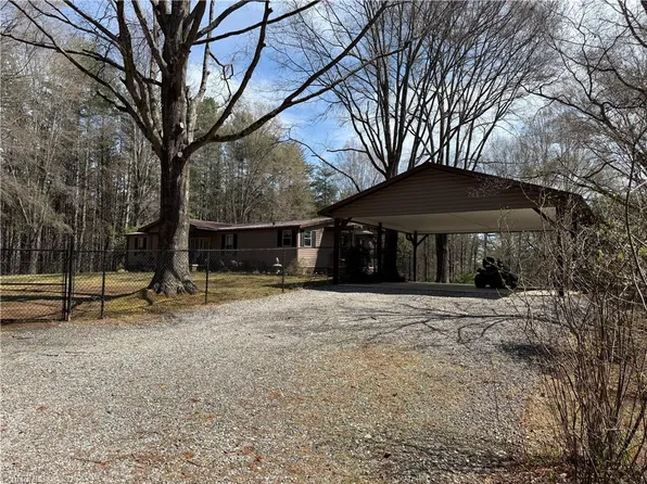 208 Rock Haven Dr, King, NC 27021