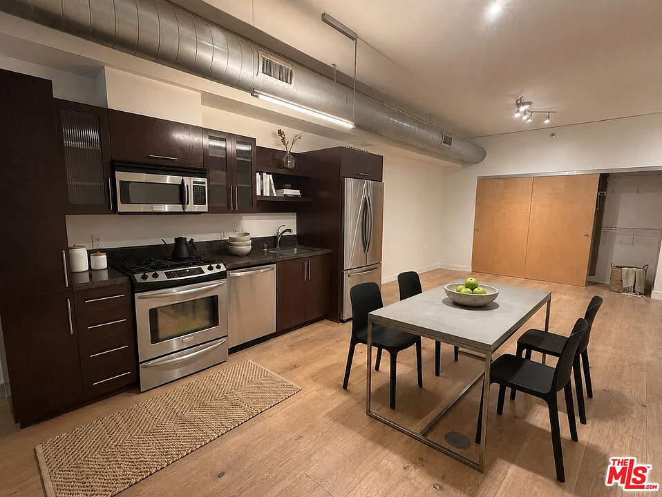 1 bed, 1.0 bath, 1100 sqft, $2,600 — Photo 4