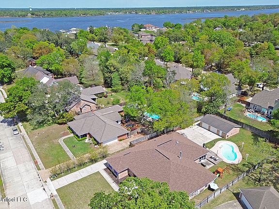 4th image of 424 Saylor Dr