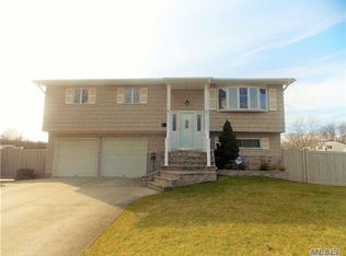 1424 Chicago Ave, Bay Shore, NY 11706