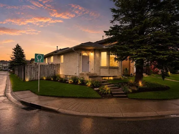 133 S Martinglen Way NE, Calgary, AB T3J 3J1