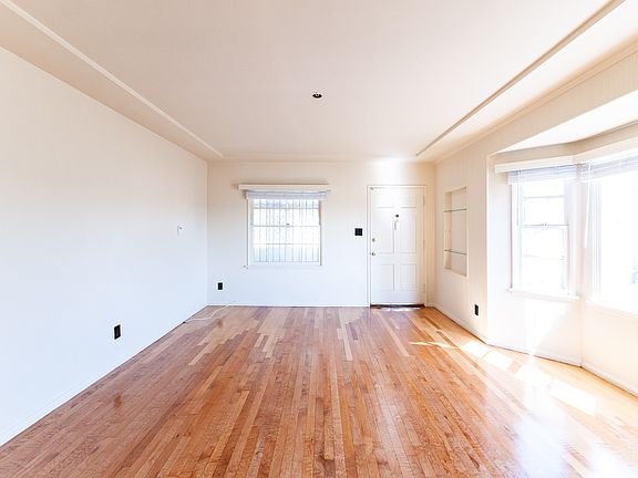 3rd image of 1332 Centinela Ave