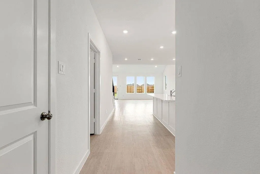 4 bed, 3.0 bath, 2410 sqft, $2,690 — Photo 3