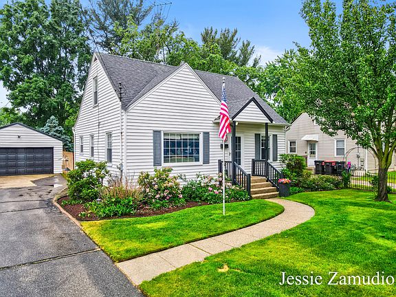 2nd image of 860 40th St SW