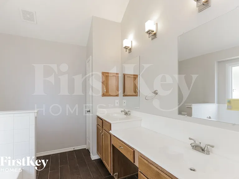 1027 Sea Shell Dr — Photo 10