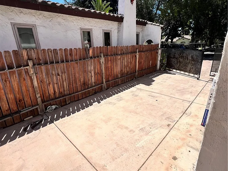 484 W 25th St — Photo 35