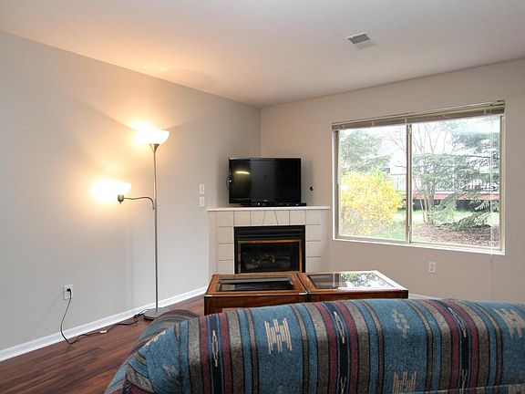 4th image of 549 Lawrence Ave #21