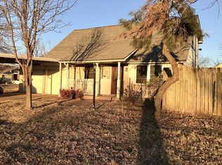 1060 SW 2nd St, Moore, OK 73160