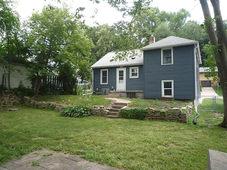 Retaining wall provides multi level back yard