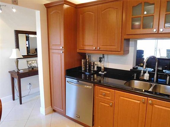 4th image of 401 SE 3rd St APT 303